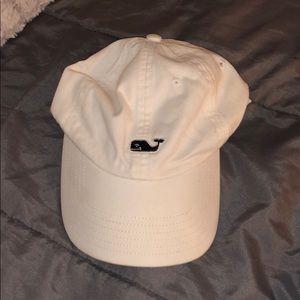 white vineyard vines hat